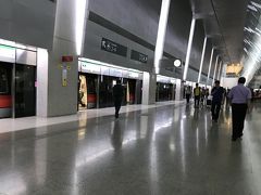 やってきたのは地下鉄MRTの駅です。ターミナル1から合計15分ほどで到着しました。
今回の旅行、移動手段はほとんどMRTを予定しています。

それにしてもホームが広い！！