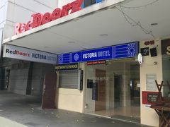 駅前の大通りを南へ10分程度歩き、4日間滞在するホテル『RedDoorz Plus Victoria Hotel』に到着しました。
もちろんチェックインはできないのでスーツケースだけ預かってもらいます。