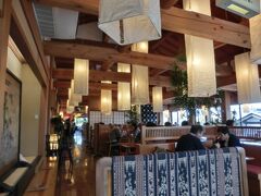 また少し歩きまして・・お昼時・・小布施と言えば・・栗おこわ
竹風堂さんへ・・二階がレストランになっていました。