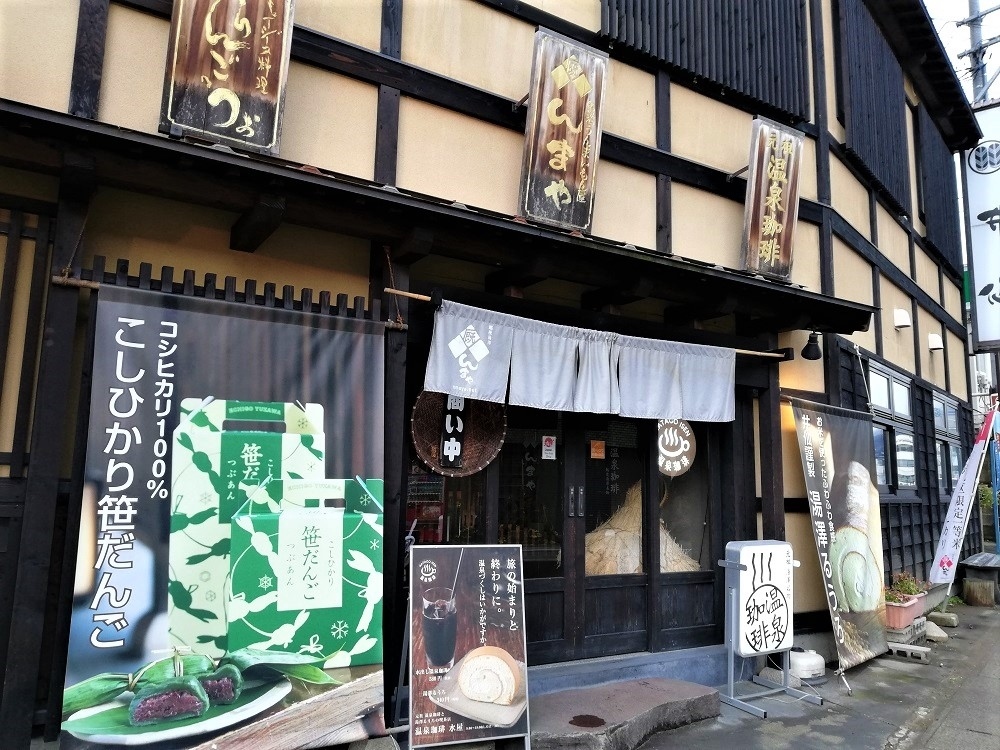 駅出てすぐのところに水屋というカフェがありました。
店内とってもいい雰囲気です。