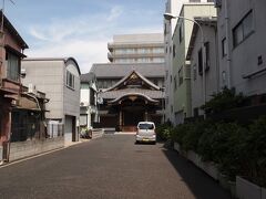 竜泉のバス停下車
友人の一人が「お酉様のお寺よってく？御朱印もらってこ～」という。
そういえば、4月に鷲神社に来たとき、隣に大きなお寺があったけど、それ？

鷲在山　長國寺　浅草の酉の市、発祥の寺なんだそうです。

