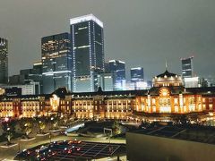 夜の東京駅。

朝と夜、全然違いますね。