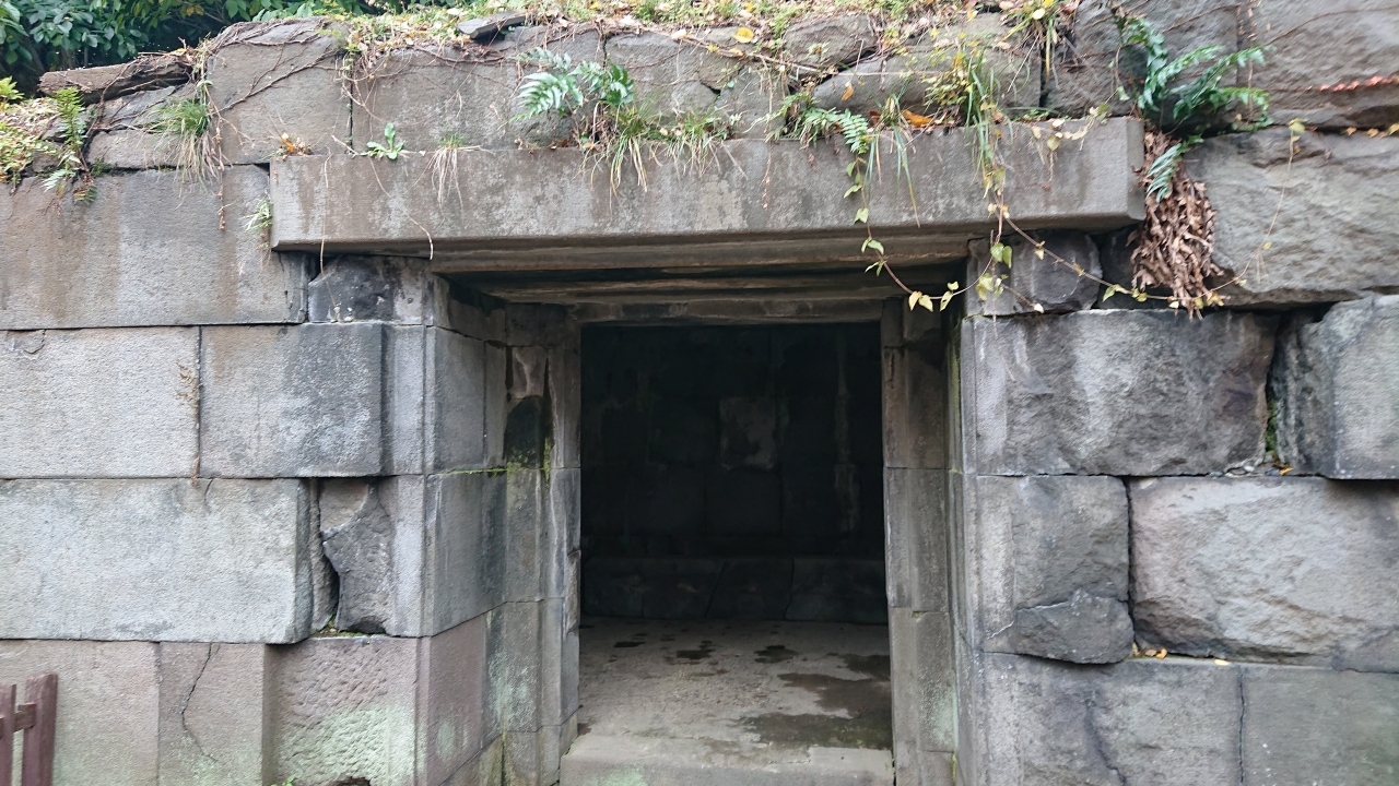 石室。