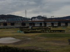 小田急線の鉄橋が酒匂川にかかっています。
進行方向右→小田原方面
進行方向左→新松田駅に向かいます！
