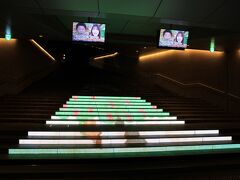 赤坂見附駅から赤坂駅へ移動
赤坂サカスの大階段