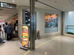 沖縄食べ納めは、空港のA&W

結構並んでるね!!