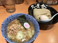 待つこと1時間。開店と同時に入店できました。特製朝つけ麺をいただきます。朝だということでスープもあっさり目にしてあるんだとか。美味しく完食っ！