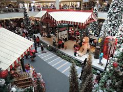 ミッドバレ―メガモール
クアラルンプールに来るのは7年ぶりです。クアラルンプールもミッドバレーも綺麗になりました。
ミッドバレ―メガモールはすっかりクリスマスの装いです。
センター・コートにサンタランドが出現しています。
