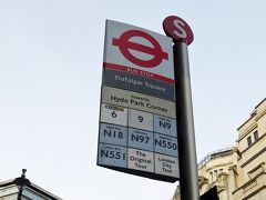私は海外では断然バス派！
というのもとにかく物凄い方向音痴なので、地下鉄を使ってしまうと地上に出た瞬間に方向感覚がマヒしてしまうのです。
なので使える区間はとにかくバスを利用！

ましてやロンドンはバス天国ですのでね。

初めてロンドンに行った時にガイドさんが「バスは観光客にはちょっと難しいですよ」と言っていましたが、どこが難しいことか！

番号と方向さえチェックすればこんな確実な乗り物はありません。

まずはトラファルガー広場のバス停で９番のバスをチェック。
これで今日の最初の目的地まで行きます！