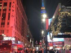 NJ Transitの列車でNY Penn. Sta.へ。

空港内のモノレールで成田からの到着便で着いた日本人女子2人組があまりにも無防備でキョロキョロしていたので、地下鉄の駅まで案内してあげましたが、わからなくてももう少しわかっているふりをして行動してほしい、、、
