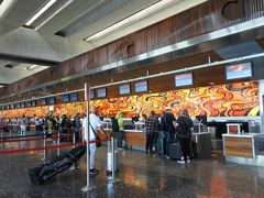 8：30にチャーリーズタクシーを予約

8：25に

ミスターコップ～♪♪

と迎えに来ました！！

道が空いていたのか、

15分程で空港に到着！

この後、入国審査のセキュリティチェックがあります。。。

ビジネスのゴールドレーンはありませんでした！！

デルタの横のセキュリティチェックゲートに並んでいたら係員が突然！！

あっちに並べ！！

と指示！！

仕方なしに行くと・・・中央ゲート方面？？

先ほどの列の3倍位の行列！！

それも外！！

やられた～！

なぜにデルタ横のゲートの列を遮ったのか不明です！！

これで、30分プラスの上、

そして、ラウンジ行く道のりが遠い～

訳分からんわい　(("o(ﾟ∩ﾟ*)ﾑｶﾑｶ･･