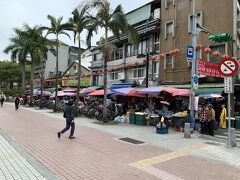 道路を挟んだ向かい側では　「雙連朝市」　で賑わっています。

ついつい引き寄せられますねーーー(*´▽｀*)
行ってみよーーー！！！　