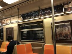 ホテルから少し歩いて、59丁目コロンバスサークル駅でAラインの地下鉄に乗車