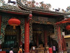 1908年、タイで成功をおさめた大富豪の中国人6名によって、経済的に恵まれない人たちの治療を目的に建てられた病院を運営するタイ初の中国人財団がテンファー財団だそうです。敷地内には、800年前に造られた神社があり、1958年に中国から運ばれた観音像を祀っています。地元では、病気治癒にご利益があるとされる神社の一つとして人気があります。クアンイム神社（天華醫院）と称します。
