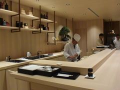 成田JALラウンジ
お寿司コーナーのそこそこ立派なカウンターです。