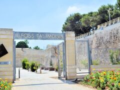 ギリシャ門の前に広がる庭園、Il-Foss tal-Imdina Garden（Mdina Ditch Gardens）。とてもよく整備された庭園でカフェもあり休息ができる。しかし見ての通り木陰が少なく真夏に散策するのは逆に体力を消耗させてしまう。