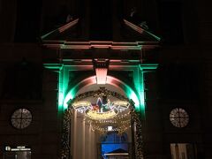 レジデンスのクリスマスマーケットはレジデンスの入口からではなく
テアティナー教会とオデオン広場　フェルトヘルンハレのとなりの
明かりのついた門から入ると　四角の中庭があり
そこで行われています