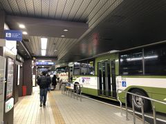１１時３０分、広島県庁近くの広島バスセンターに到着。
このバスターミナルはSOGOなどが入ってる大きなショッピング
モールビルの３階でした。ちょっと排気ガス臭いです。。。
