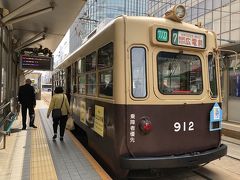 多分、私は日本で動いてる路面電車に乗るの初めてかと。
駅には各方面、あと何分で電車が来るか表示があって便利。