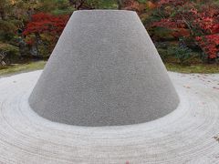 庭園の中央に、つい目を奪われる富士山のような砂盛りがあります。
「向月台」と呼ばれるこの富士山形の砂盛りは、座って月を眺めるために造られたという説があります。