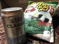 今回は一人旅なので、一応念のためお酒はホテルで。

コンビニ調達の台湾ビールと海苔のお菓子。
この海苔のお菓子、2年前に食べてからお気に入りの1品です。

アルコールを摂取したら、やはり寝不足だったからなのか
早々に寝落ちしてました。