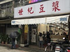 シャンプー屋に行ったら30分待ってといわれたので、先に朝ごはんに。
本当は別の場所と思ってましたが、シャンプー屋からそんなに離れる
わけにもいかないので、前回に引き続きこちらへお邪魔しました。