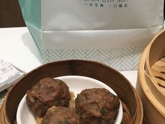 昨晩食べに行こうと思っていた真點心に来ました。
肉団子と3点セット（エビギョウザ、シューマイ、潮州ギョウザ）、小龍包そしてチャーシューメロンパンを注文しました。
小龍包はちょっと味が薄い気がしました。
チャーシューメロンパンは食べようとすると、肝心のクッキー生地部分がパラパラと落ちてしまい食べにくかったです。