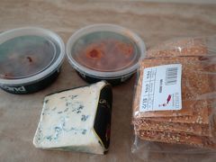 ポキとチーズはフードランドがいいので、アラモアナにうろうろのついでにお買い物。
だけどポキは以前よりお味は下がり値段は上がった感じ・苦笑
ブルーチーズも色々あって買う時に悩むのだけど、いつも当たり・笑
このクラッカーも美味しいチーズのお供でお勧め。