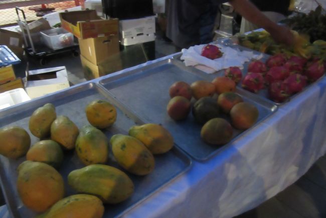 地物のマンゴー！<br />・・・9月ですよ？あるって思わないじゃないすか？<br /><br />当然購入です。1時間後にはなくなりました。皆さん、よ～ご存知。<br /><br />今回購入したのは、、<br /><br /><br /><br />