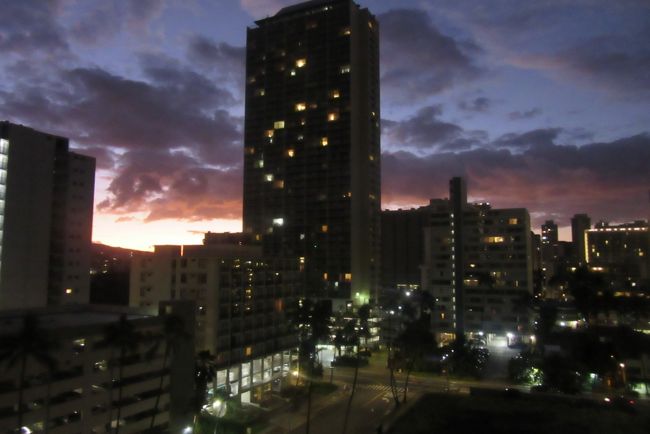 7日目。<br /><br />目の前の高い建物はアイランドコロニーと言うコンドミニアム。以前なら好きな滞在期間に合わせ借りれたんですけどね～。今は州の法律が変わり、クヒオ通り以北のコンドは最低30日以上。<br />自分の知人の所有するコンド2軒はホテルとして作られてるので対象外。<br />でも人気ありすぎて、長期滞在者がいると、俺みたいな10～14泊程度だとはじかれますヾ(*´∀｀*)ﾉ<br />・・・まぁ～それでも、送り迎えや買い出しの付き合いしてくれたりするんで、ひじょ～に助かってますヾ(*´∀｀*)ﾉ<br /><br />さて、、まずは朝食。。<br /><br /><br />