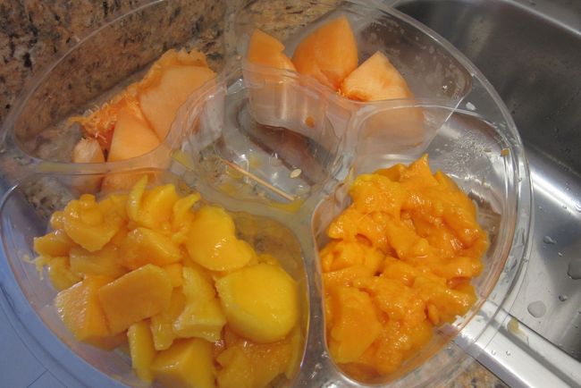 再び、フルーツプレートがいっぱいになりました。。<br /><br />ここまで美味いマンゴー、台湾でも食ったことないです。<br />