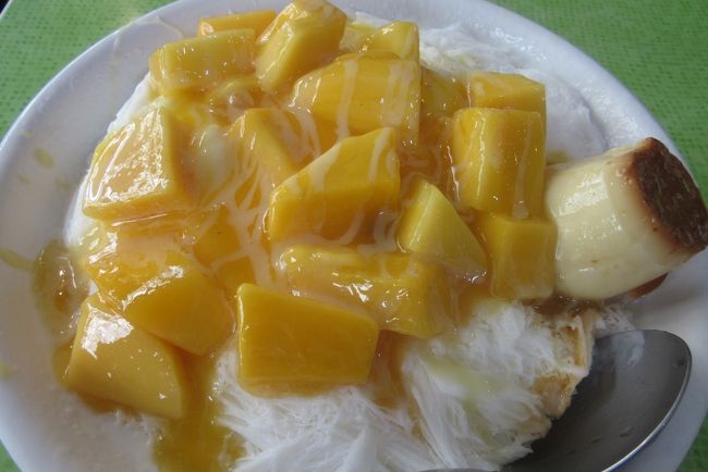 ↑のマンゴーより、美味いです。<br />逸品でした。<br /><br />さて、、、お出かけ。アラモアナ出て、西側へテクテク。。