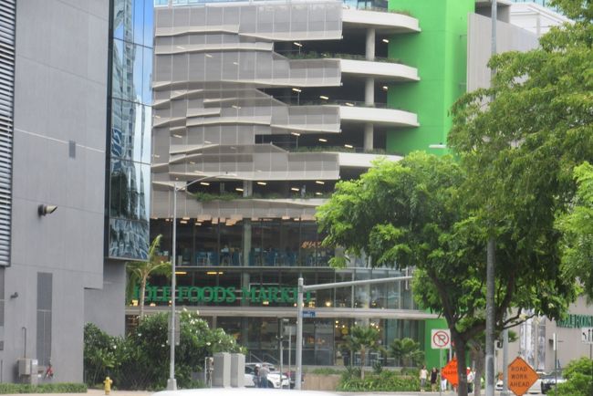 カカアコに出来たホールフーズ。<br /><br />用事あるから、やって来ました。<br /><br /><br />