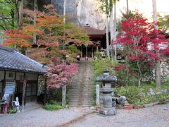 橋立堂は高さ80ｍの直立した石灰岩の岩壁下に建てられた宝形屋根のお堂です。
お堂へ続く石段の両脇の紅葉がとても美しく、秩父札所の中でも上位に入る景観ではないでしょうか。
左手には胎内くぐりとされる橋立鍾乳洞がありますが、洞内は撮影できないことと、時間の関係上、こちらに入るのは見送りました。