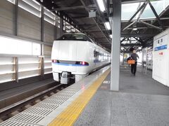 福井駅に到着しました。先ほど乗ってきたサンダーバードとお別れです。
さて、ここから日本海へ行くにはどうしたらよいのだろうか。
