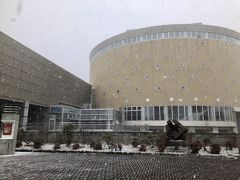 13：39

五稜郭タワー入口をさらに直進すると
右手に函館市北洋資料館が見えて来ます。

寒いです。地吹雪です。・・・
積もった雪を払落し中へ入ります。

入館料は100円です。

HP
http://www.zaidan-hakodate.com/gjh/hokuyo/