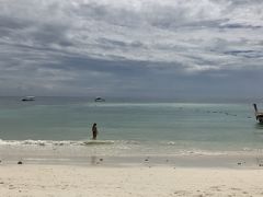 荷物を置いて、パタヤビーチへ。
晴れてるけど雲多い。パタヤは砂浜がとても広く遠浅です。
しかし私にはこんな大きな砂浜よりサンセットビーチが好きかな。