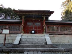 駅の脇に日吉東照宮があるのを地図で確認。
行って見ましたが、残念なことに門を閉ざしていました。