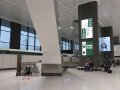 マルペンサ空港に到着しました。日本人は入国審査ではスマートレーンが使えますが、ゲート付近に目立った表示がなかったので、日本のパスポートを係官に見えるようにして持っていたら、「日本人はこっち。」と誘導してくれました。手続は、パスポートの所持人欄（写真のあるページ）を開いてスキャナに置き、カメラを見つめるだけ。ＯＫが出るとゲートが開きますので、先に進み入国のスタンプを押してもらいます。
預けたスーツケースを受け取り、エスカレーターで下に降りて、列車でミラノ中央駅へ向かいます。
イタリアの鉄道はサイトで事前に購入でき、若干割安なのですが、列車の指定が必要で、飛行機の到着が遅れると、窓口で指定のやり直しとなるので、到着してから切符を購入しました。ミラノ中央駅まで13ユーロ、ミラノ中央駅からティラノ駅まで１３ユーロです。
ミラノ中央駅までの切符をバリデーション（ホームの入口で、切符を機械に差し込み、日付等を印字すること）しようとしたのですが、機械が動かず、列車が来てしまったので、「ええい、ままよ。」と乗ってしまったのですが、これが災いのもと。途中で検札がやってきて、向かいに座ったイギリス人のカップルが、バリデーションをしていなかったため罰金（運賃の２倍）を支払うはめになりました。「お前も、同じだ。」と言われましたが、「機械が動かなかったよ。」と主張したところ。「ＯＫ！」と切符に手で切り込みを入れ、返してくれました。「ホッ！」バリデーションは忘れないように気をつけなきゃ。