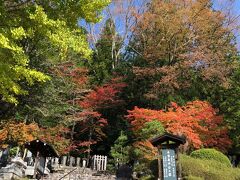 階段の奥が木曽義仲の墓
先ほどの徳音寺や滋賀県の大津にも義仲の墓はある