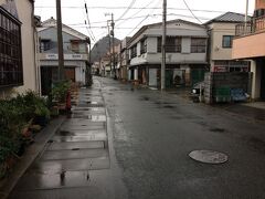ひもの横丁だが、朝降った雨のせいで干物が干されていない。