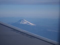 飛行機の窓からはきれいに雪を抱いた富士を見下ろすことができました。