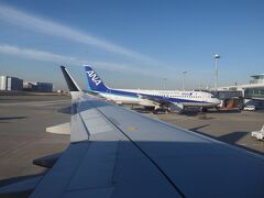 羽田空港に着陸し、スポットインします。
