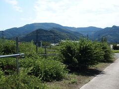 9：55　最初の目的地　　長瀞の洞昌院駐車場に到着。
既にすごい陽射しです。あっつ～～。

途中のコンビニで飲み物を買い、友人が福島の「サクサクしてるけど甘い桃」を一口大にカットして持ってきてくれて、お口の中が幸せになって、お寺到着。