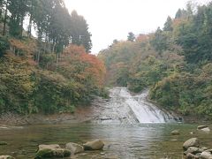 その先にあるのは、養老渓谷で一番有名な「粟又の滝」。

写真では伝わりにくいですが、幅広の滝が圧巻です。