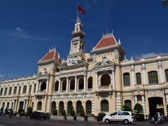 フランス様式のとっても綺麗な人民委員会庁舎です。ベトナムの建物の特徴は黄色い色が多いように感じます。