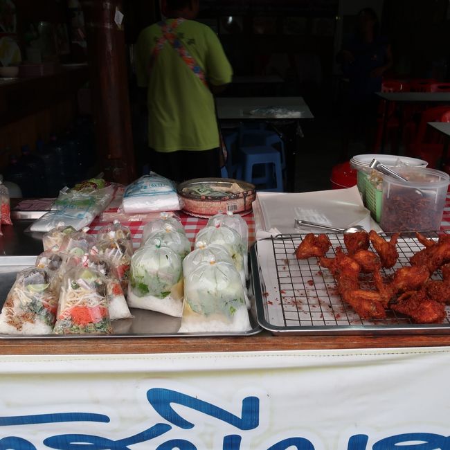 五時頃起きたが小雨の為朝日を見るのはあきらめ寝る。<br />９時ごろ起き朝食を買いに。<br />ウォーキングストリート沿いは高いので、サンライズビーチ沿いまで買い出しに。<br />マレーシア近いからアヤムゴレンが人気。<br />