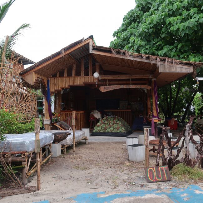 ホテル前のレゲエバー。<br />テントで寝てます