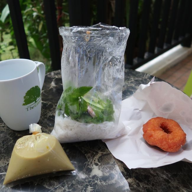 ホテルのテラスで朝食！！<br />朝からグリーンカリーご飯だと思ったら素麺みたいな麺でした。<br />タイのカレーは美味しい。