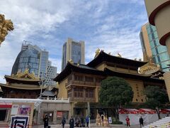 駅を出るといかにも中国らしいお寺がど～ん。境内への入場は有料のようです。まずはこのお寺のすぐ向かいにあるお店を目指します。